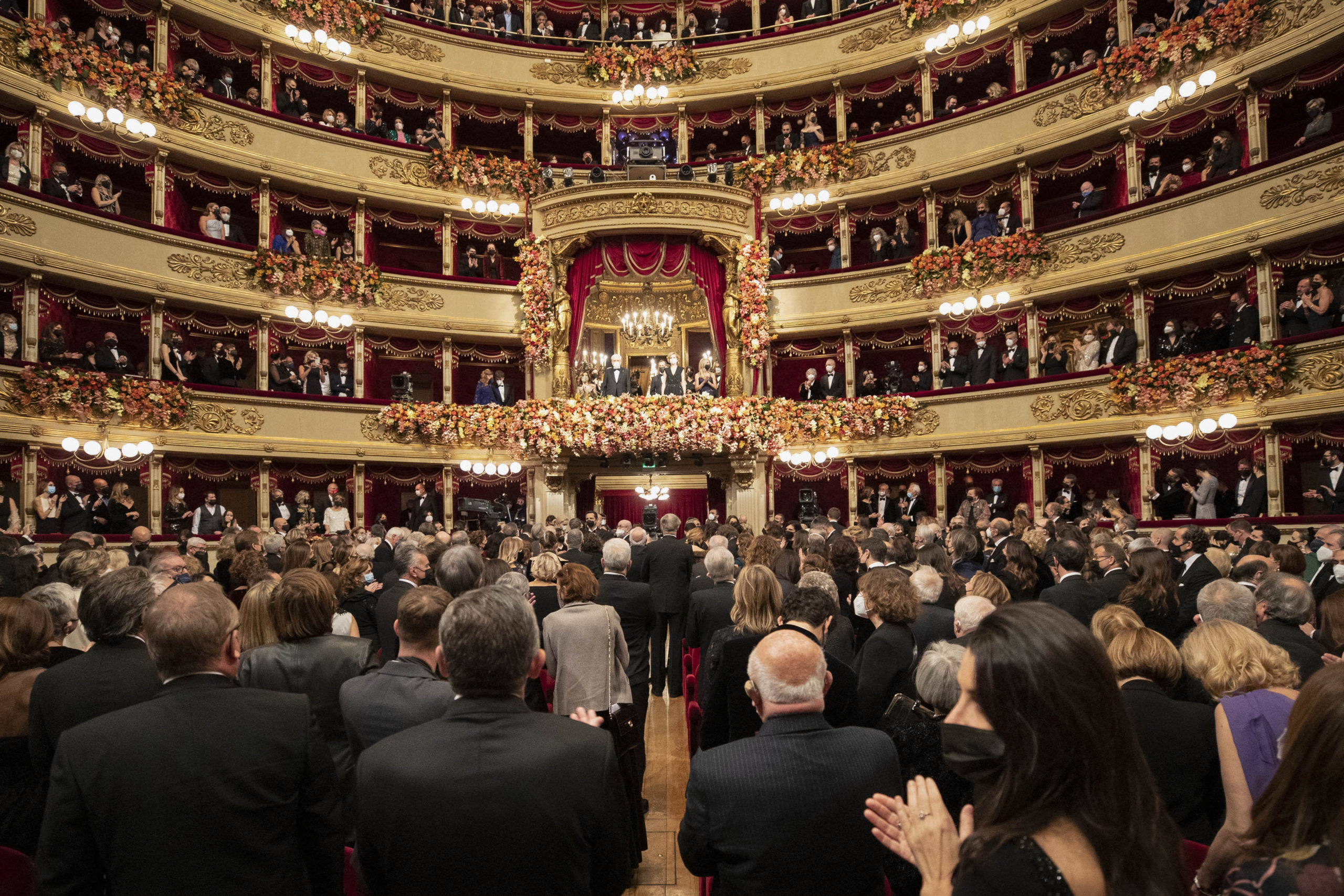 Telt házas premierrel nyitott ki egy év után a milánói operaház